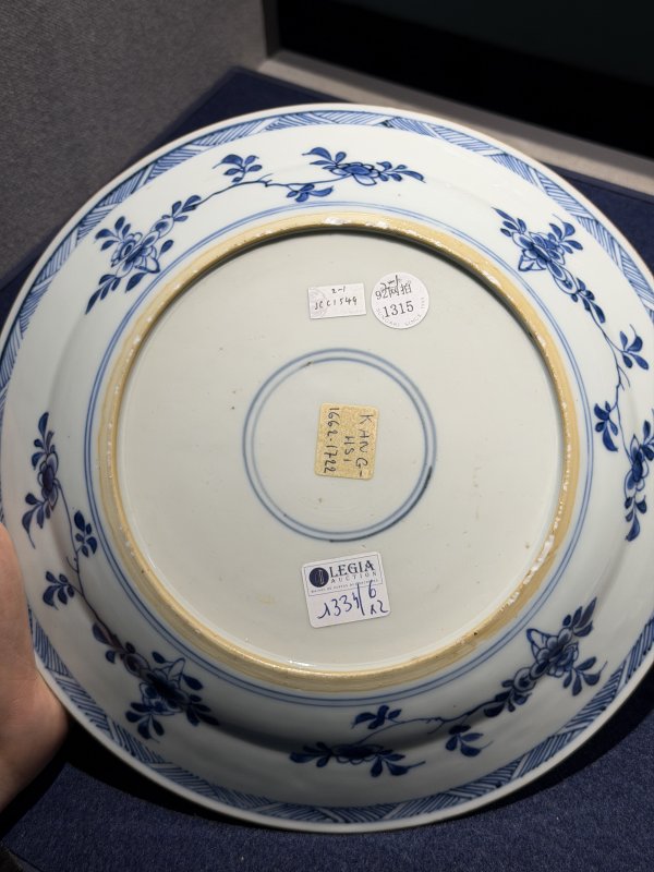 清康熙 青花洞石牡丹凤凰图盘一对 - 图6