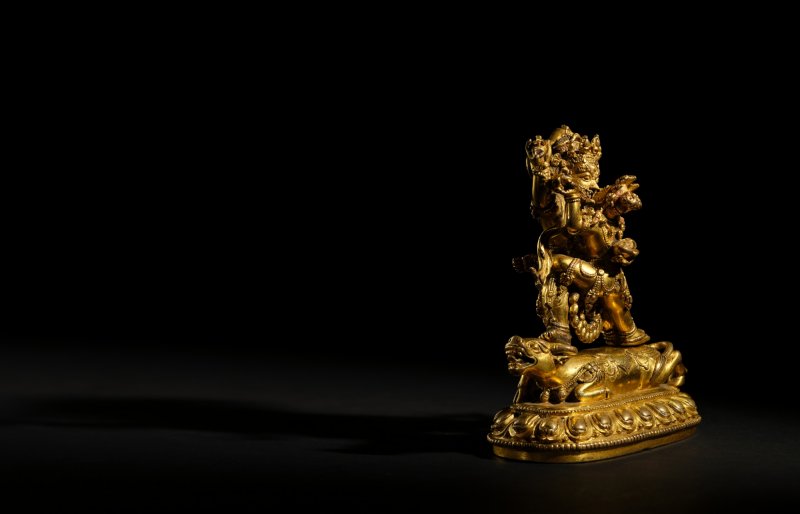 A gilt-bronze figure of Raktayamari and Vajravetali, Mark and period of Yongle | 明永樂　銅鎏金紅閻摩敵與金剛亥母造像　《大明永樂年施》款 - 图3