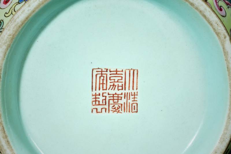 清嘉庆 秋葵绿地洋彩洞石四季花卉纹辅首双环耳撇口瓶寿芳献瑞如意尊 - 图2