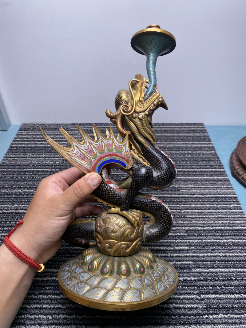 清 铜胎掐丝珐琅应龙纹烛台一对 - 图21