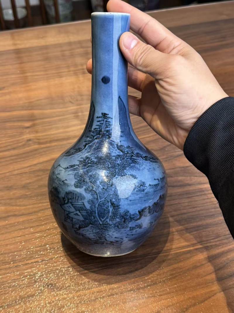 清乾隆 蓝底青花山水纹胆瓶 - 图3