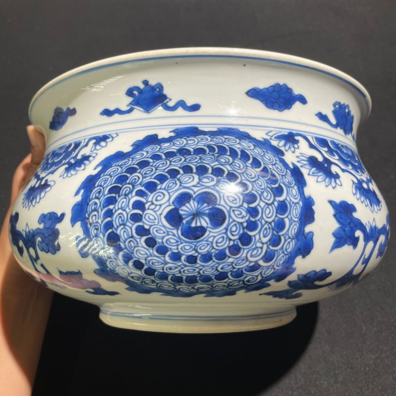 清康熙 青花云蝠缠枝宝相花纹香炉 - 图4