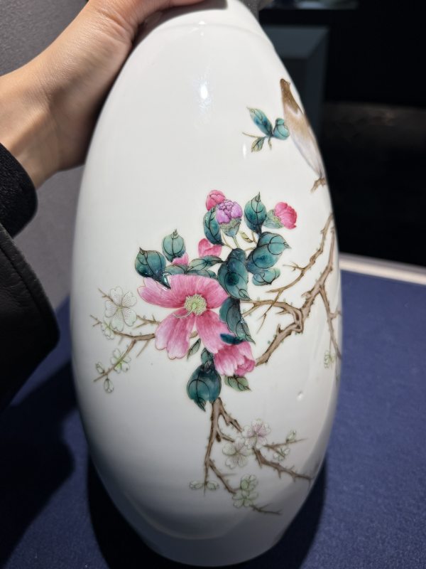 1956年 粉彩花鸟纹撇口瓶 - 图6