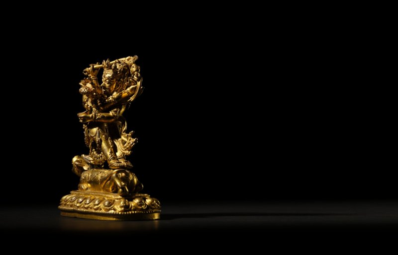 A gilt-bronze figure of Raktayamari and Vajravetali, Mark and period of Yongle | 明永樂　銅鎏金紅閻摩敵與金剛亥母造像　《大明永樂年施》款 - 图4