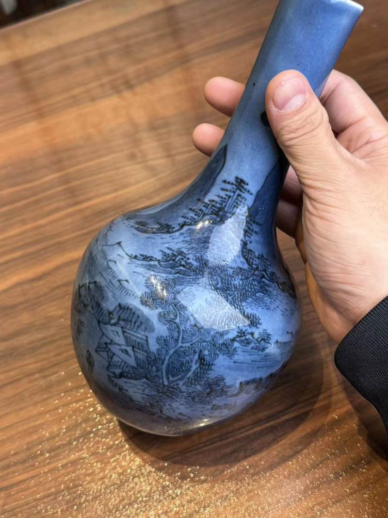 清乾隆 蓝底青花山水纹胆瓶 - 图4