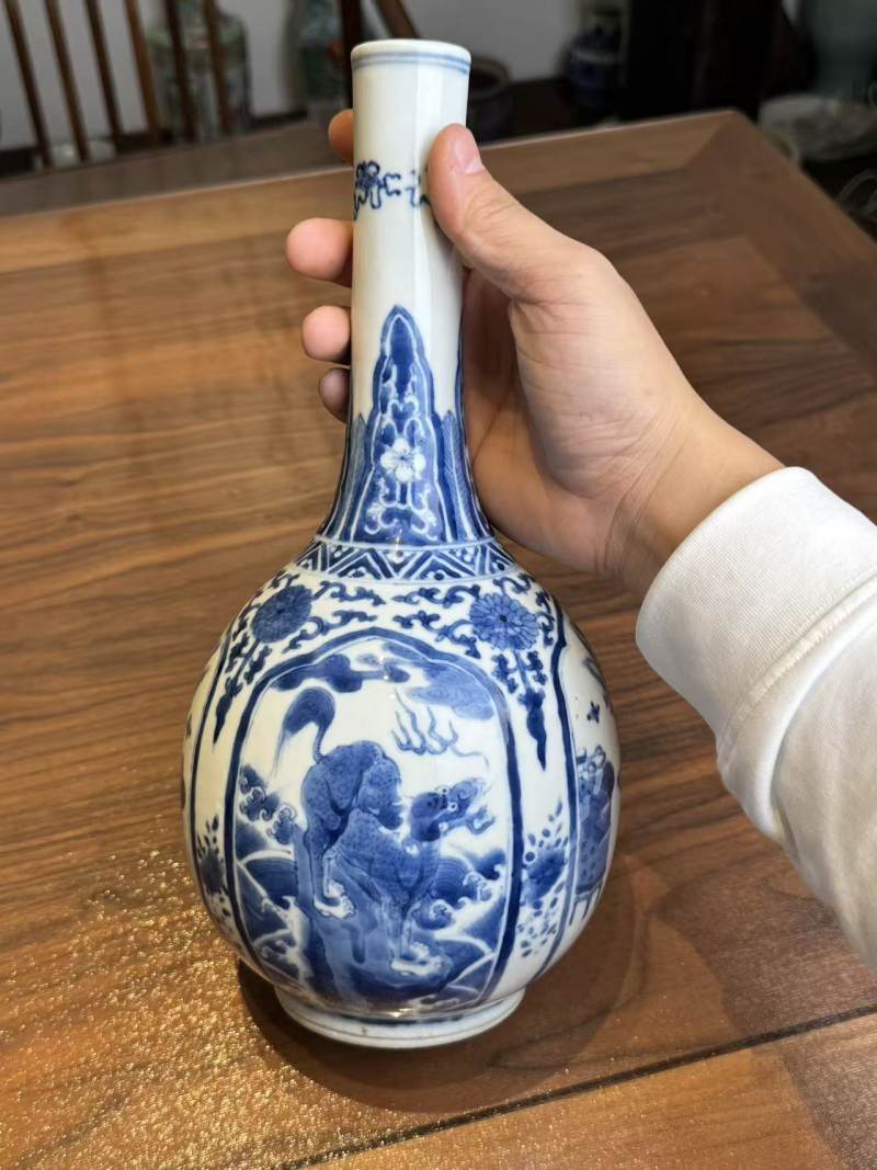 清晚期 青花开窗瑞兽纹长颈瓶 - 图3