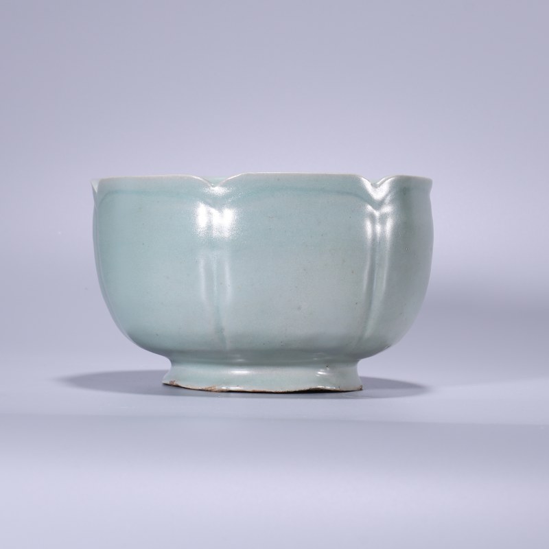 明代 天青釉花口钵碗