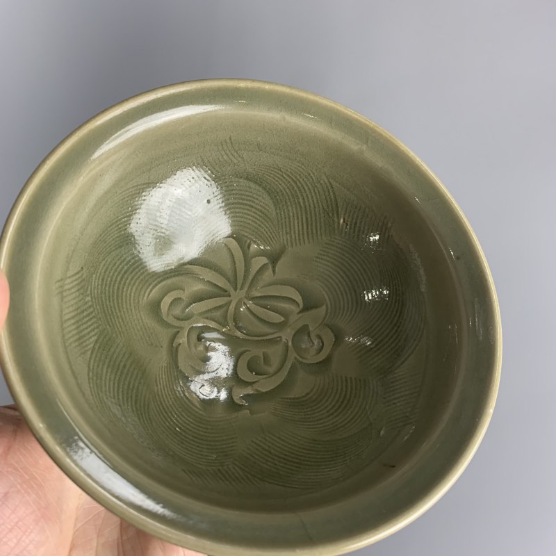 明代 青釉落花流水折沿盏 - 图7