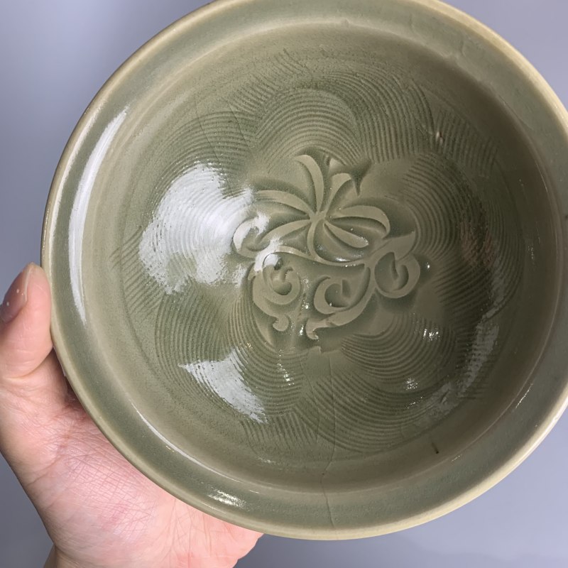 明代 青釉落花流水折沿盏 - 图8