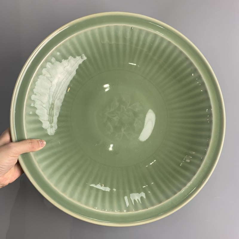 明代 龙泉窑翠青釉菊瓣纹大盘 - 图5