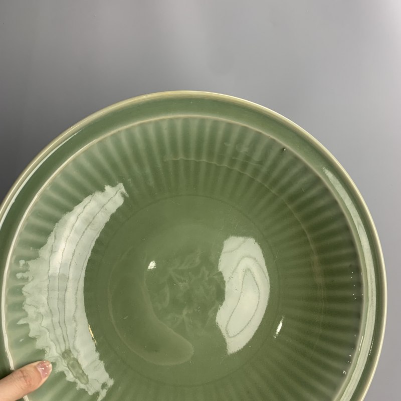 明代 龙泉窑翠青釉菊瓣纹大盘 - 图6