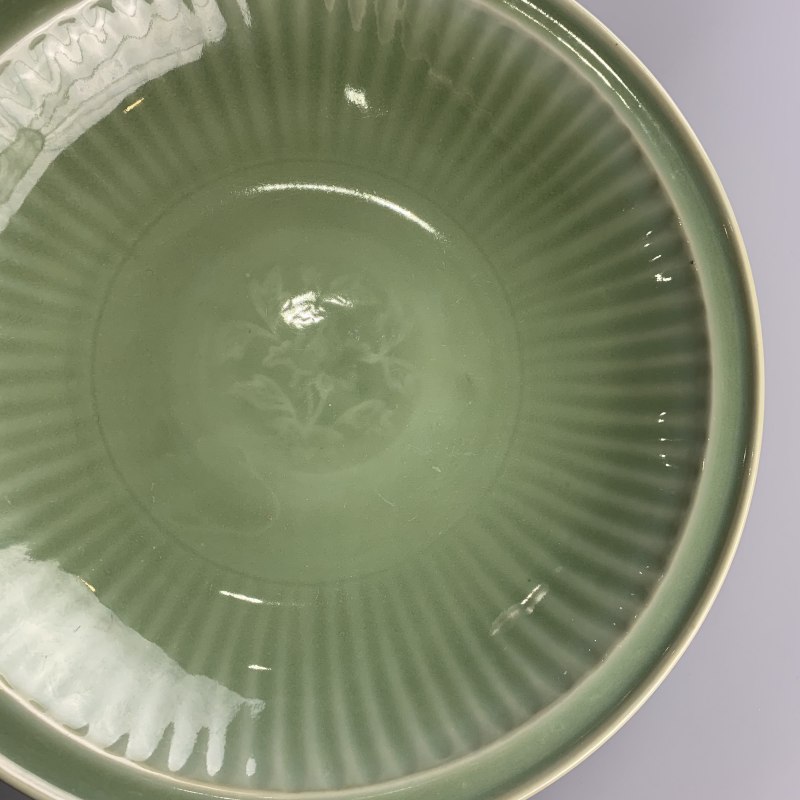 明代 龙泉窑翠青釉菊瓣纹大盘 - 图10