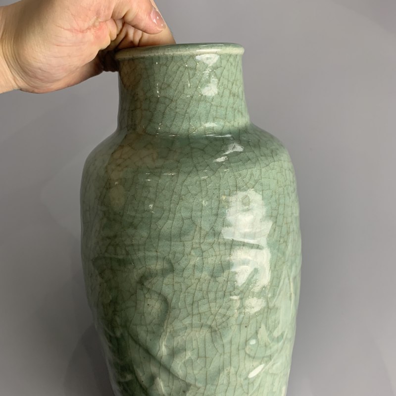 明代 龙泉窑青釉浮雕折枝花卉纹筒瓶 - 图5