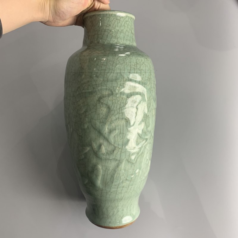 明代 龙泉窑青釉浮雕折枝花卉纹筒瓶 - 图11