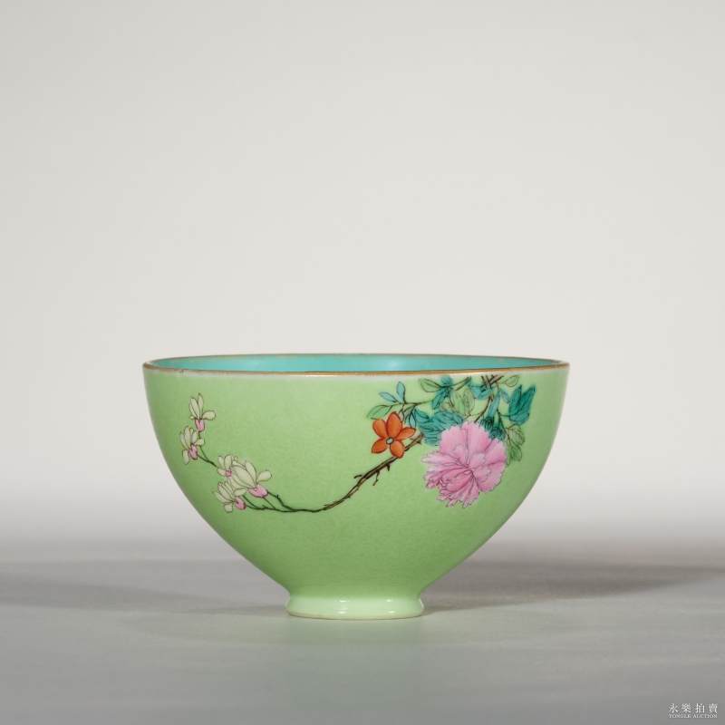 清乾隆 绿地轧道粉彩花卉杯 - 图2