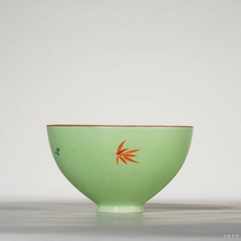 清乾隆 绿地轧道粉彩花卉杯 - 图3