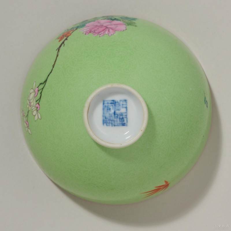 清乾隆 绿地轧道粉彩花卉杯 - 图5