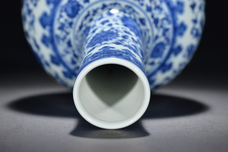清 青花缠枝花卉纹天球瓶 - 图3