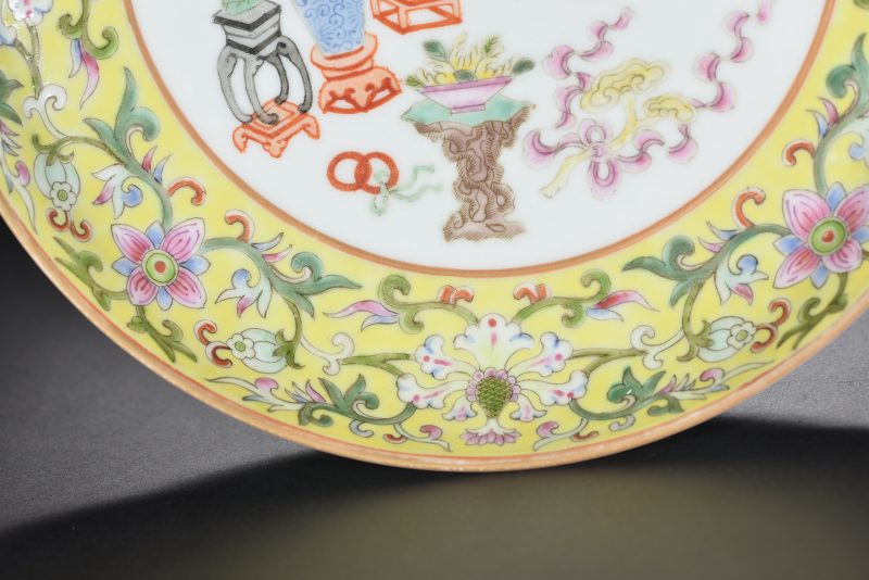 清 粉彩花卉开光博古图纹盘 - 图4