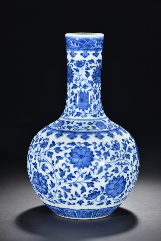 清 青花缠枝花卉纹天球瓶 - 图4