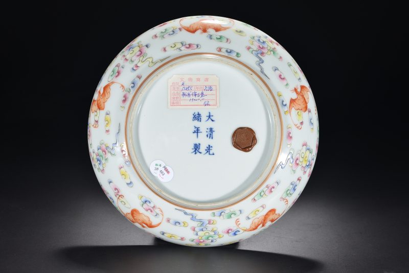 清 粉彩花卉开光博古图纹盘 - 图5