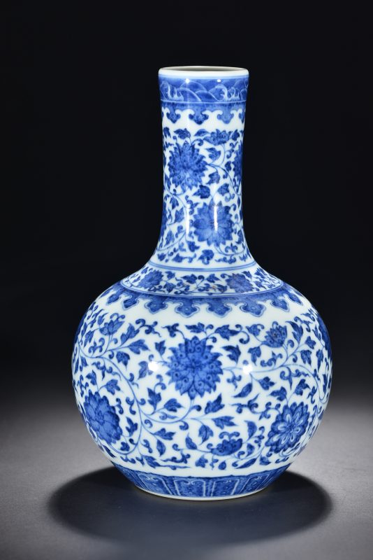 清 青花缠枝花卉纹天球瓶 - 图5