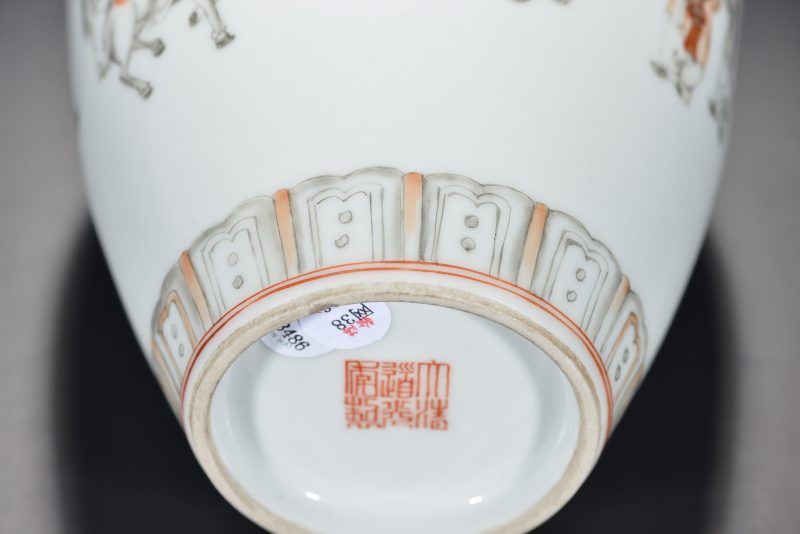 清 粉彩婴戏图柳叶瓶 - 图2