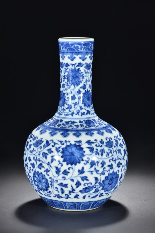 清 青花缠枝花卉纹天球瓶 - 图6