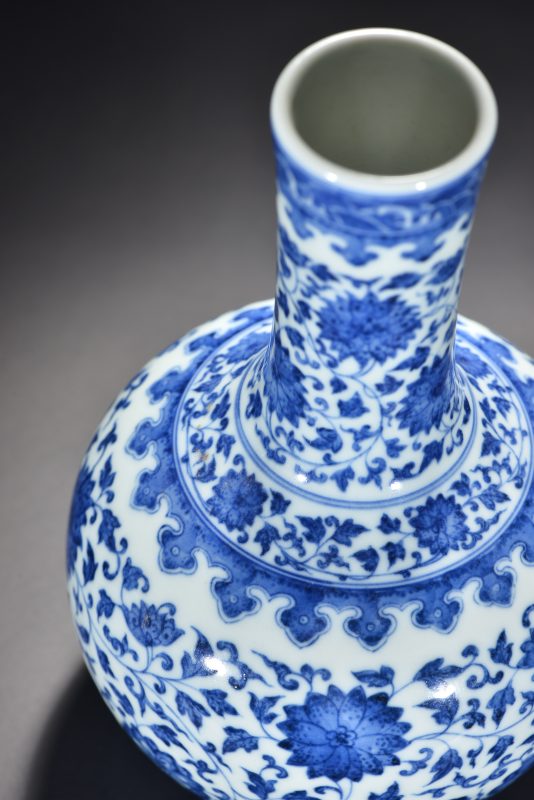 清 青花缠枝花卉纹天球瓶 - 图7