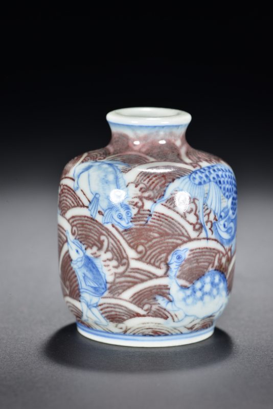 清 青花釉里红海八怪鼻烟壶 - 图4