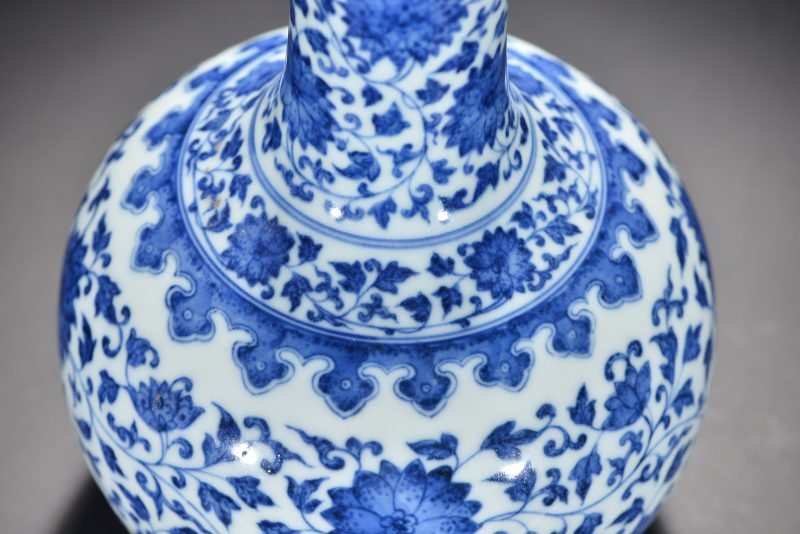 清 青花缠枝花卉纹天球瓶 - 图8