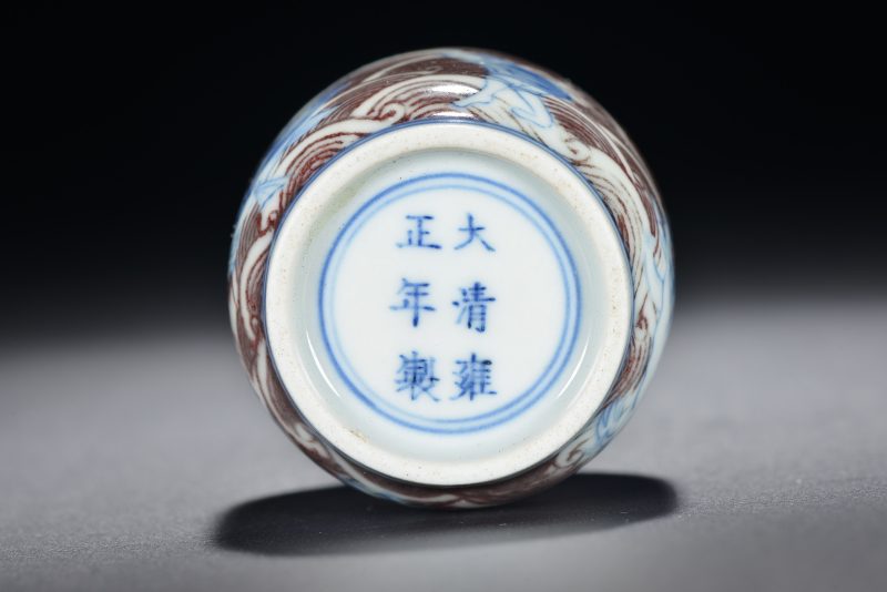 清 青花釉里红海八怪鼻烟壶 - 图6