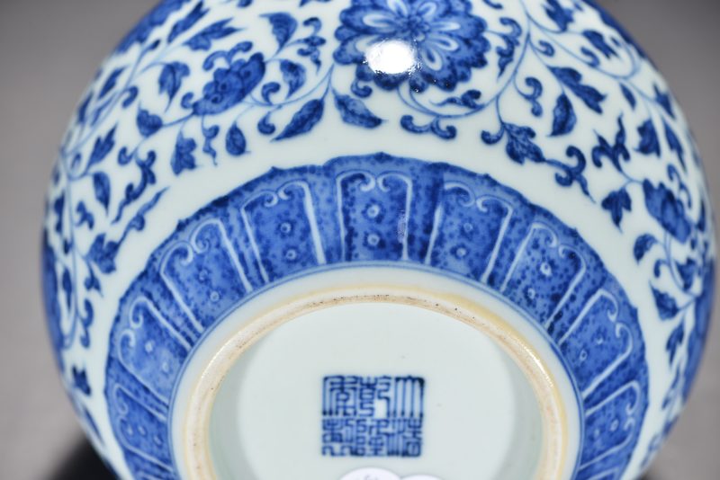 清 青花缠枝花卉纹天球瓶 - 图11