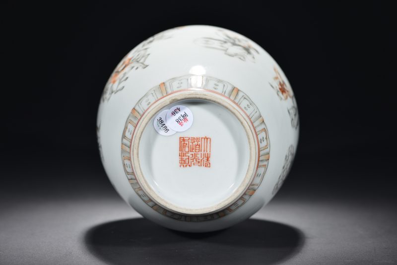 清 粉彩婴戏图柳叶瓶 - 图8