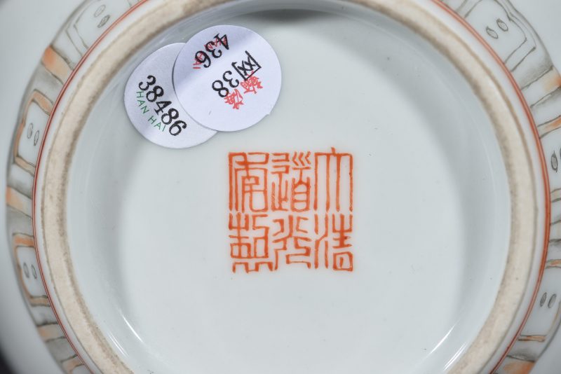 清 粉彩婴戏图柳叶瓶 - 图9