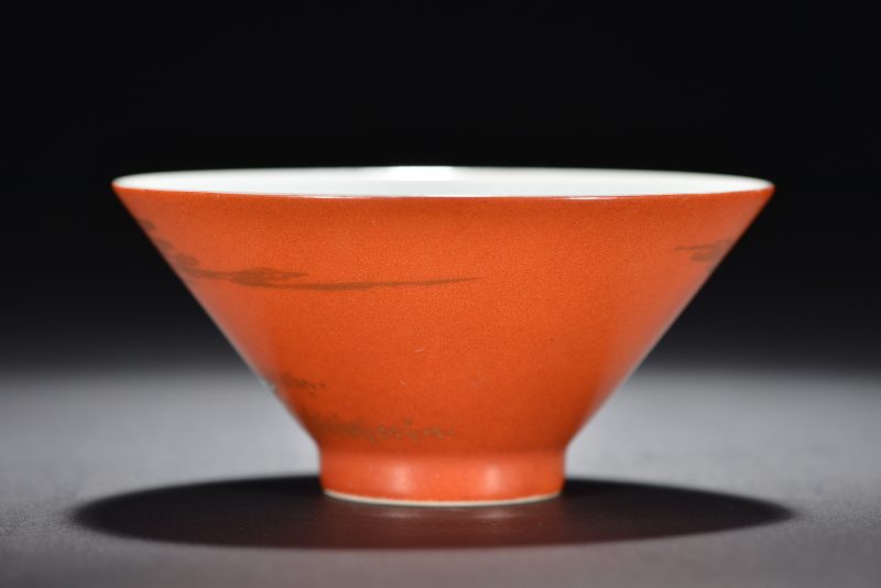 清 粉彩珊瑚红地八仙故事图斗笠碗 - 图3