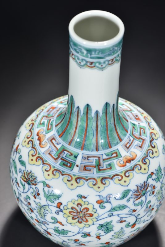 清 斗彩缠枝花卉纹小天球瓶 - 图6
