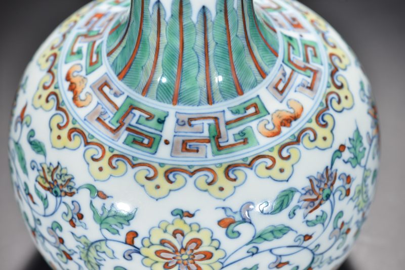 清 斗彩缠枝花卉纹小天球瓶 - 图7