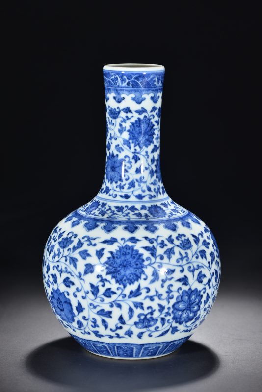 清 青花缠枝花卉纹天球瓶 - 图1