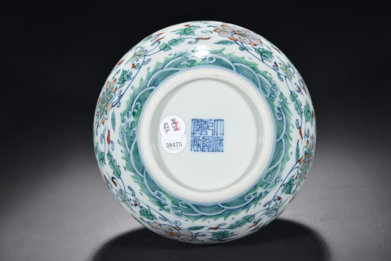 清 斗彩缠枝花卉纹小天球瓶 - 图8