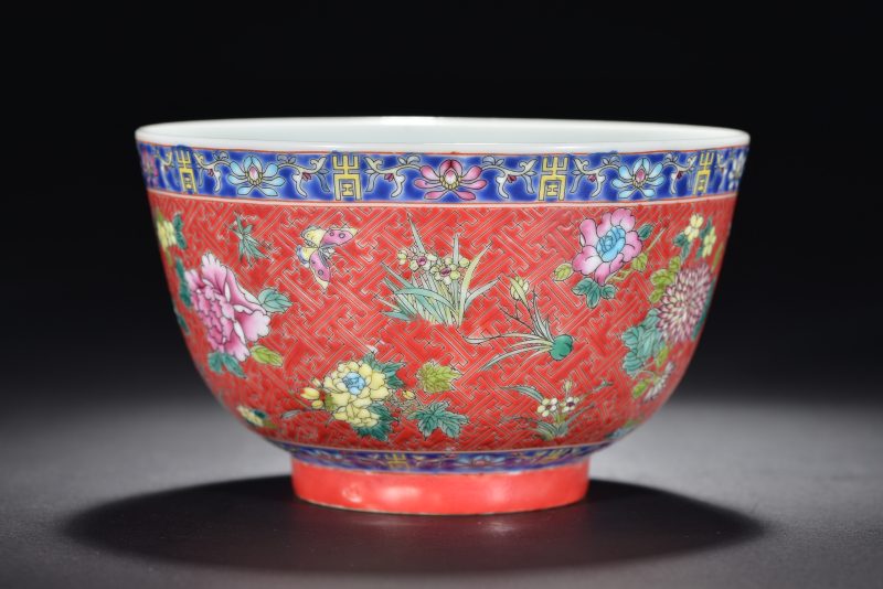 清 珊瑚红地粉彩花卉纹碗 - 图4