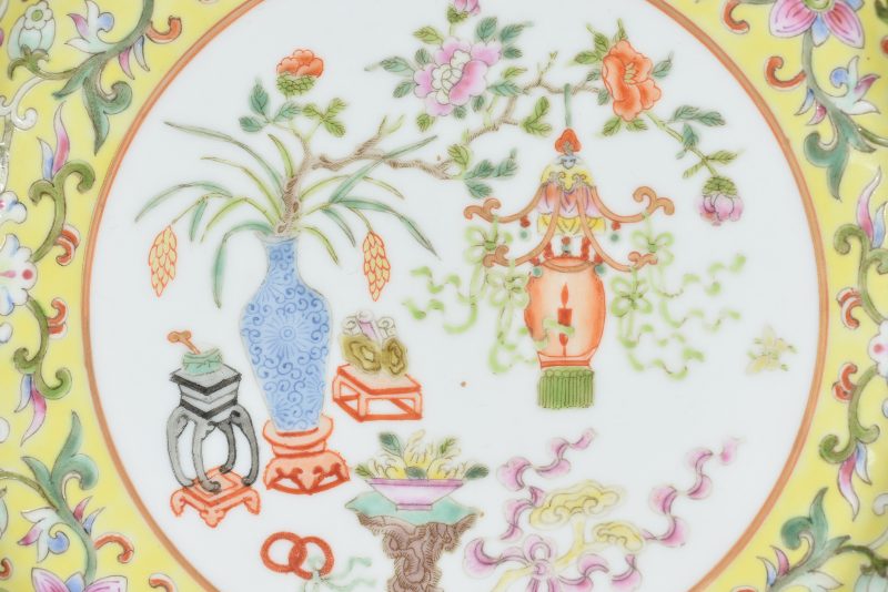 清 粉彩花卉开光博古图纹盘 - 图2