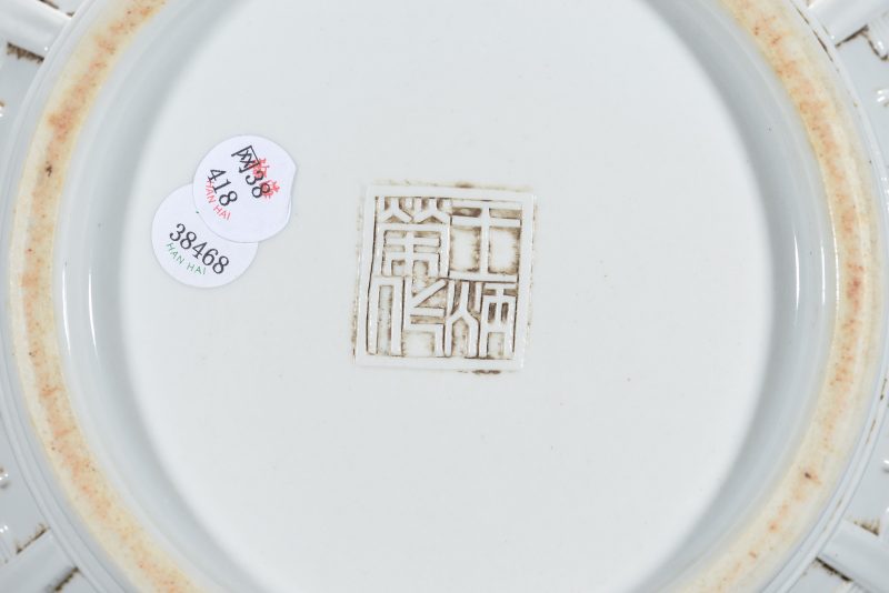 清 白瓷浮雕图长颈瓶 - 图6