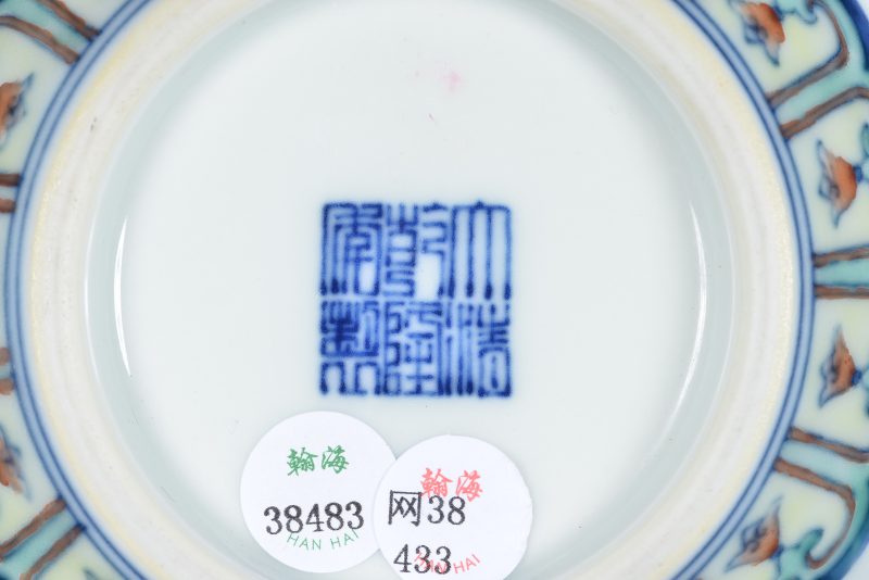 清 斗彩灵芝花卉蝠纹小卷缸 - 图8