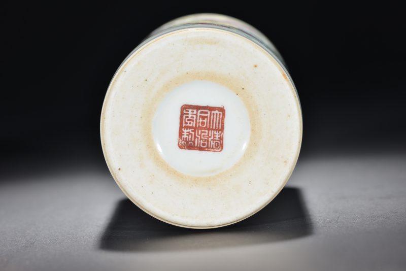 清 粉彩八破图笔筒 - 图5