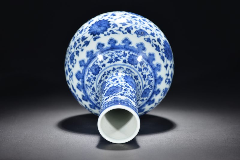 清 青花缠枝花卉纹天球瓶 - 图2