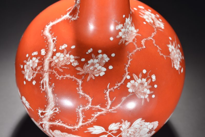 清 珊瑚红地留白牡丹纹天球瓶 - 图6
