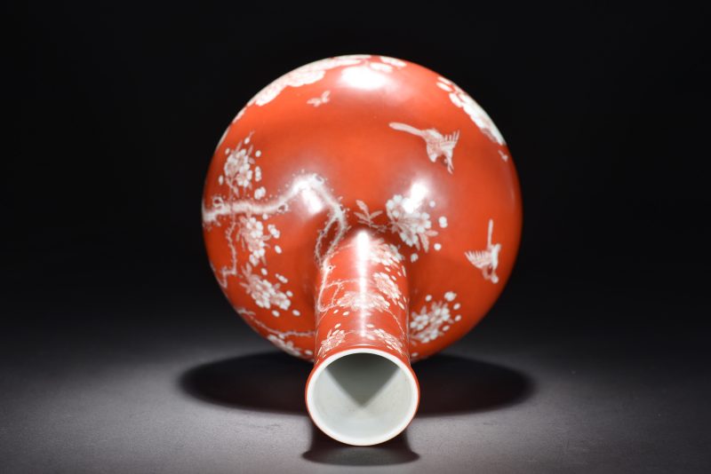 清 珊瑚红地留白牡丹纹天球瓶 - 图7