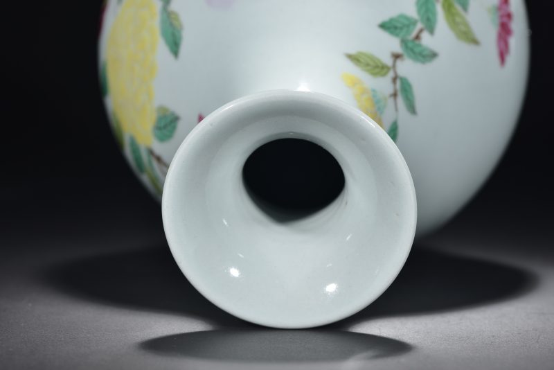 清 粉彩花卉纹玉壶春瓶 - 图5