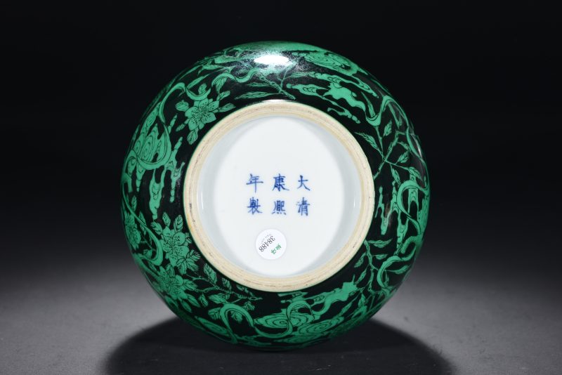 明 墨地绿彩瑞兽纹玉壶春瓶 - 图6